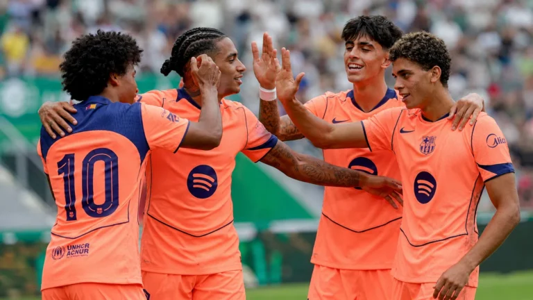 Een groep FC Barcelona-spelers viert samen op het veld in Elche.
