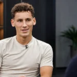Ruben van Bommel tijdens een televisie-interview in neutrale kleding.
