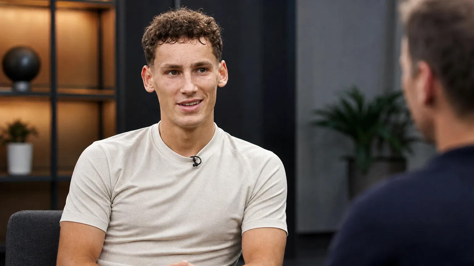 Ruben van Bommel tijdens een televisie-interview in neutrale kleding.