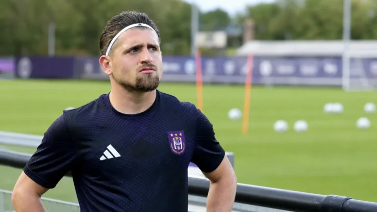 Adriano Bertaccini in het tenue van RSC Anderlecht langs het trainingsveld.