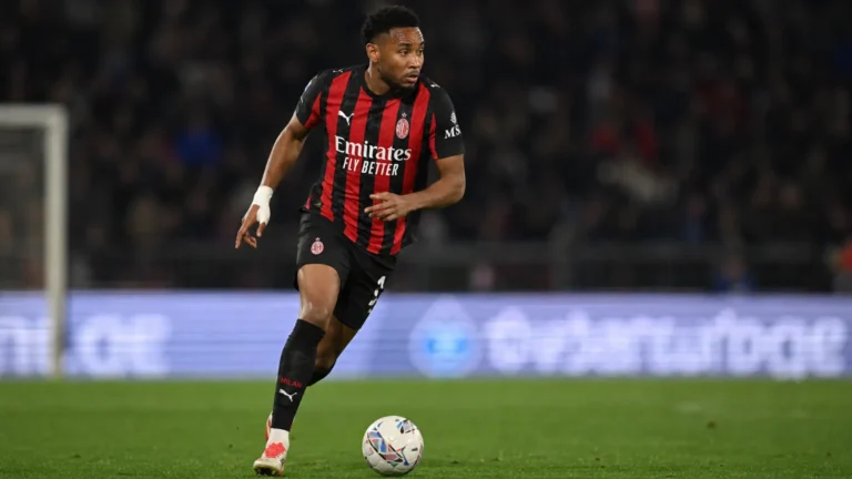 Christopher Nkunku in een rood-zwart gestreept voetbaltenue op het veld.