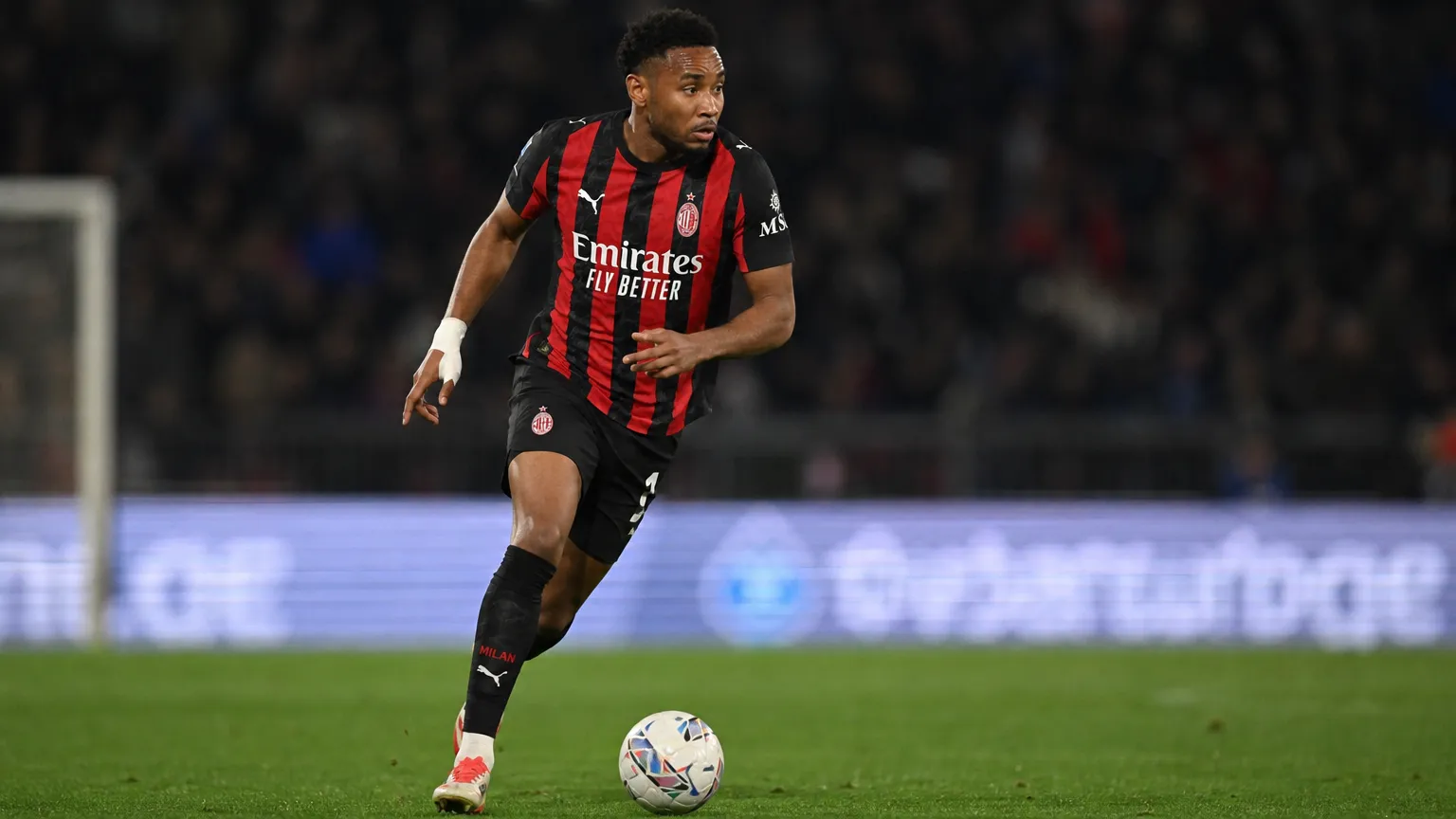 Christopher Nkunku in een rood-zwart gestreept voetbaltenue op het veld.