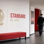 Een gang in het clubgebouw van Standard met medewerkers op de achtergrond.