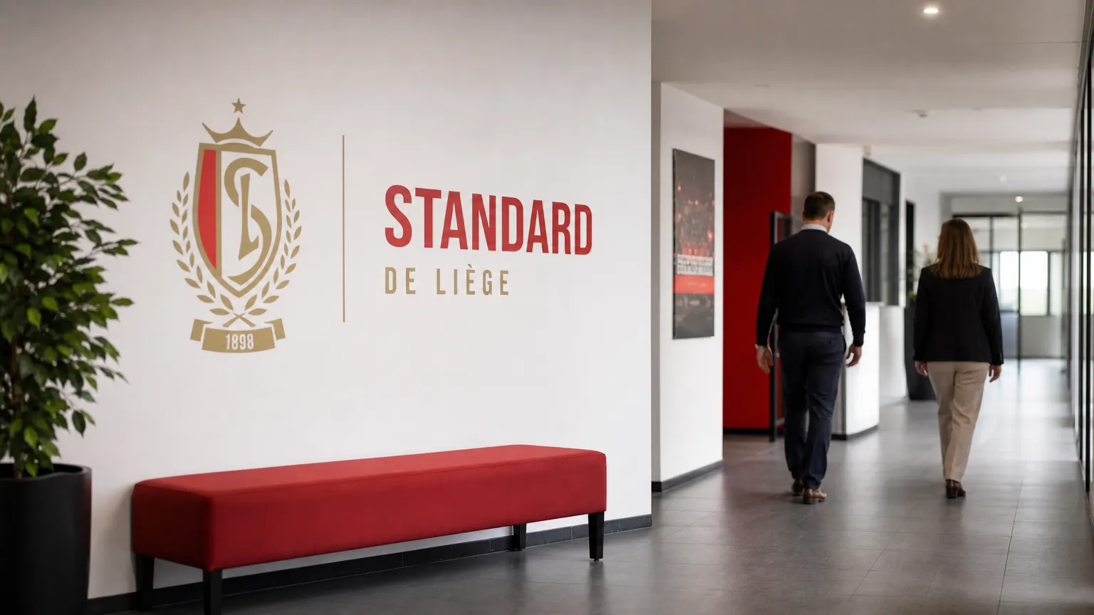 Een gang in het clubgebouw van Standard met medewerkers op de achtergrond.