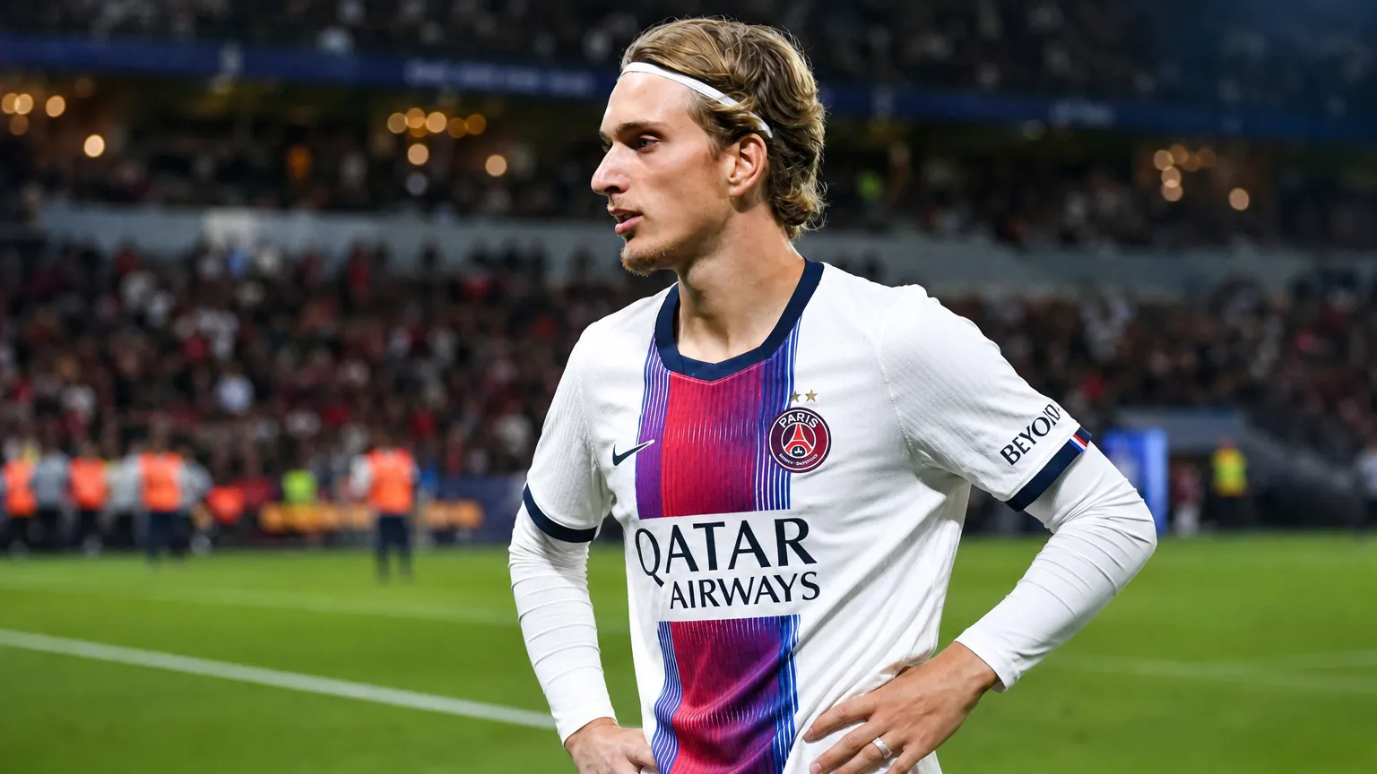 Mika Godts in het PSG-tenue op het veld na een wedstrijd.