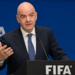 Gianni Infantino spreekt aan een FIFA-lessenaar tijdens een persmoment.