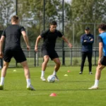 Spelers werken een training af op het oefenveld van NAC Breda.