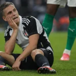 Leandro Trossard zit op het veld en reageert na een betwist duel.