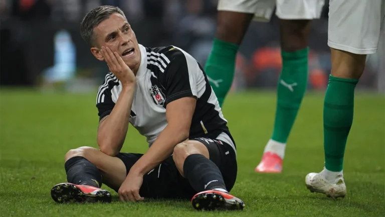 Leandro Trossard zit op het veld en reageert na een betwist duel.