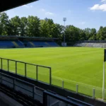 Een Union-vlag aan Den Dreef, met het veld van OH Leuven op de achtergrond.