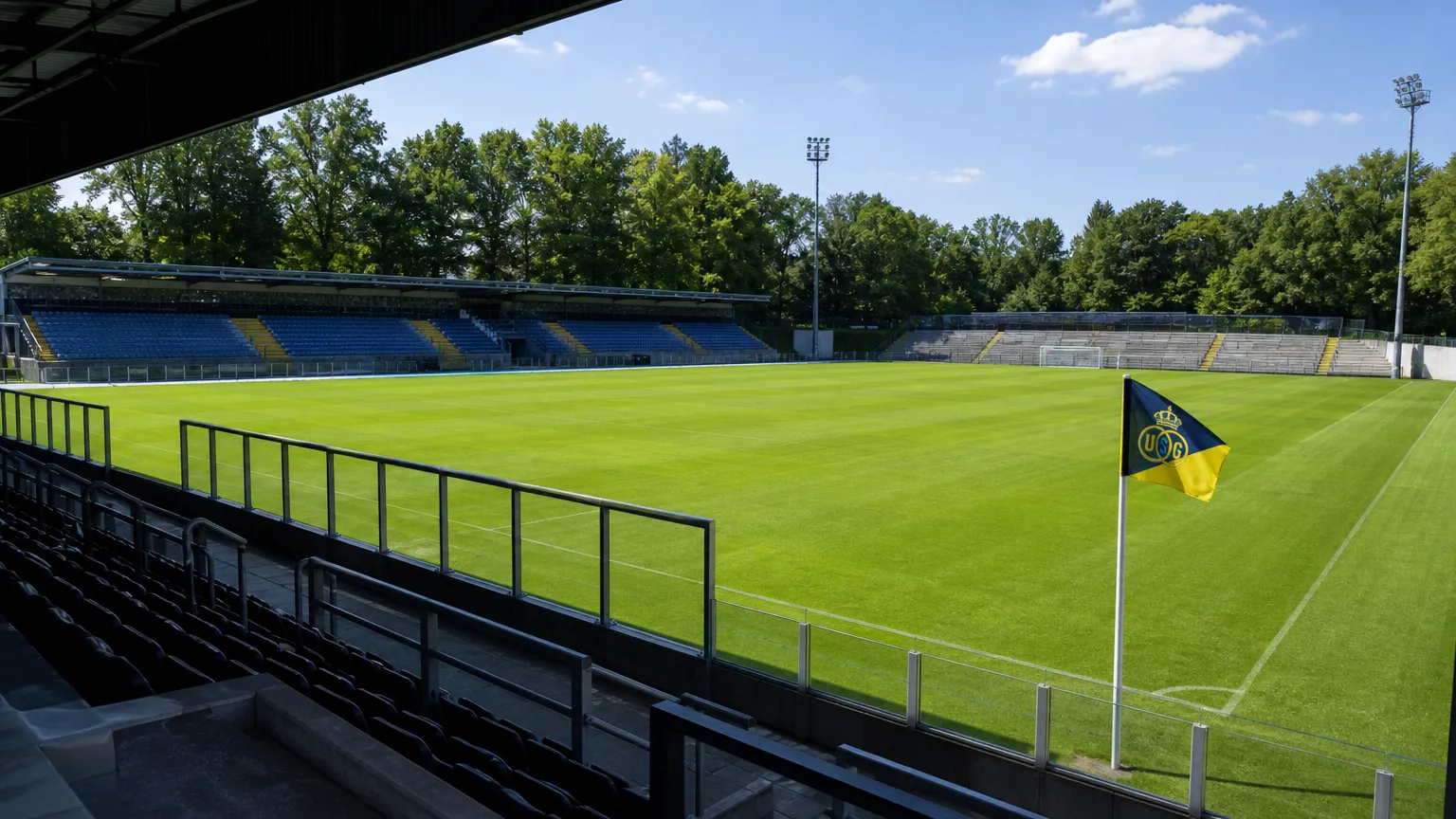 Een Union-vlag aan Den Dreef, met het veld van OH Leuven op de achtergrond.