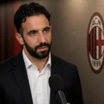 Ruben Amorim spreekt na een wedstrijd in een rustige AC Milan-omgeving.