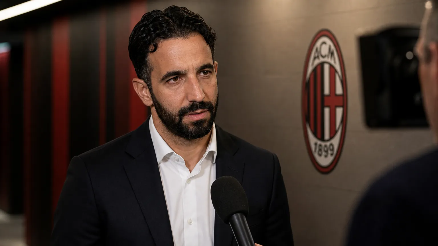 Ruben Amorim spreekt na een wedstrijd in een rustige AC Milan-omgeving.