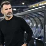 Ivan Leko staat na een wedstrijd naast het veld met een discreet Club Brugge-bord op de achtergrond.