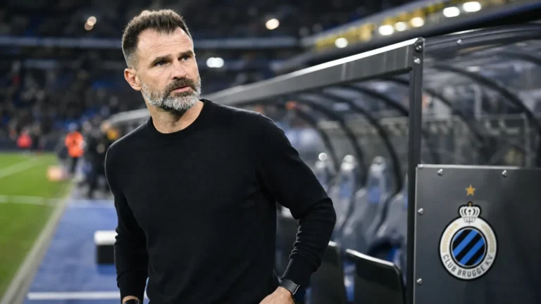 Ivan Leko staat na een wedstrijd naast het veld met een discreet Club Brugge-bord op de achtergrond.