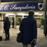Anonieme medewerkers bij de ingang van een stadion in Genua.
