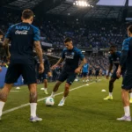 Niet-identificeerbare Napoli-spelers tijdens de opwarming in een gevuld stadion.