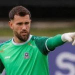 Voetbalpersbeeld van een doelman tijdens een trainingsmoment.