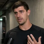 Thibaut Courtois spreekt in een stadioninterview na een wedstrijd van Real Madrid.