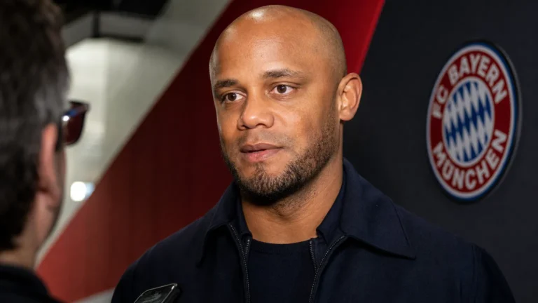 Vincent Kompany spreekt na afloop van een wedstrijd in een Bayern München-mixed zone.
