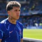 Enzo Fernández in een blauw Chelsea-shirt aan de rand van het veld.