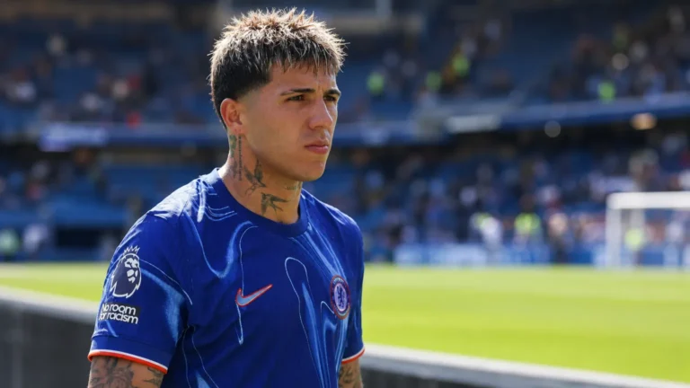 Enzo Fernández in een blauw Chelsea-shirt aan de rand van het veld.