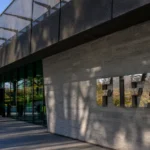 Een modern FIFA-gebouw met een discreet FIFA-woordmerk aan de gevel.