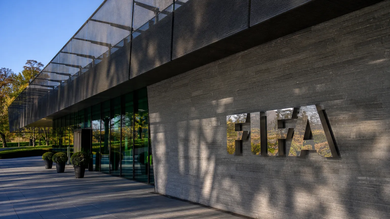 Een modern FIFA-gebouw met een discreet FIFA-woordmerk aan de gevel.