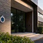Het clubgebouw van Club Brugge met een discreet clubembleem aan de gevel.