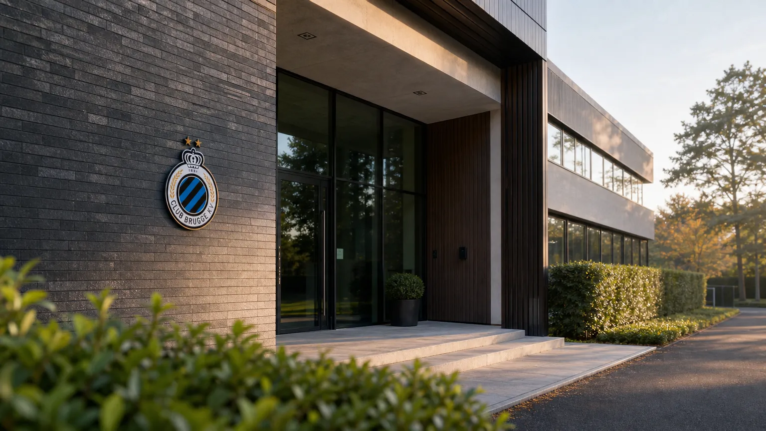 Het clubgebouw van Club Brugge met een discreet clubembleem aan de gevel.
