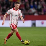 Viktor Tsygankov in het wit-rode tenue van Girona aan de bal op het veld.