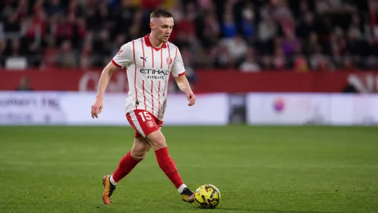 Viktor Tsygankov in het wit-rode tenue van Girona aan de bal op het veld.