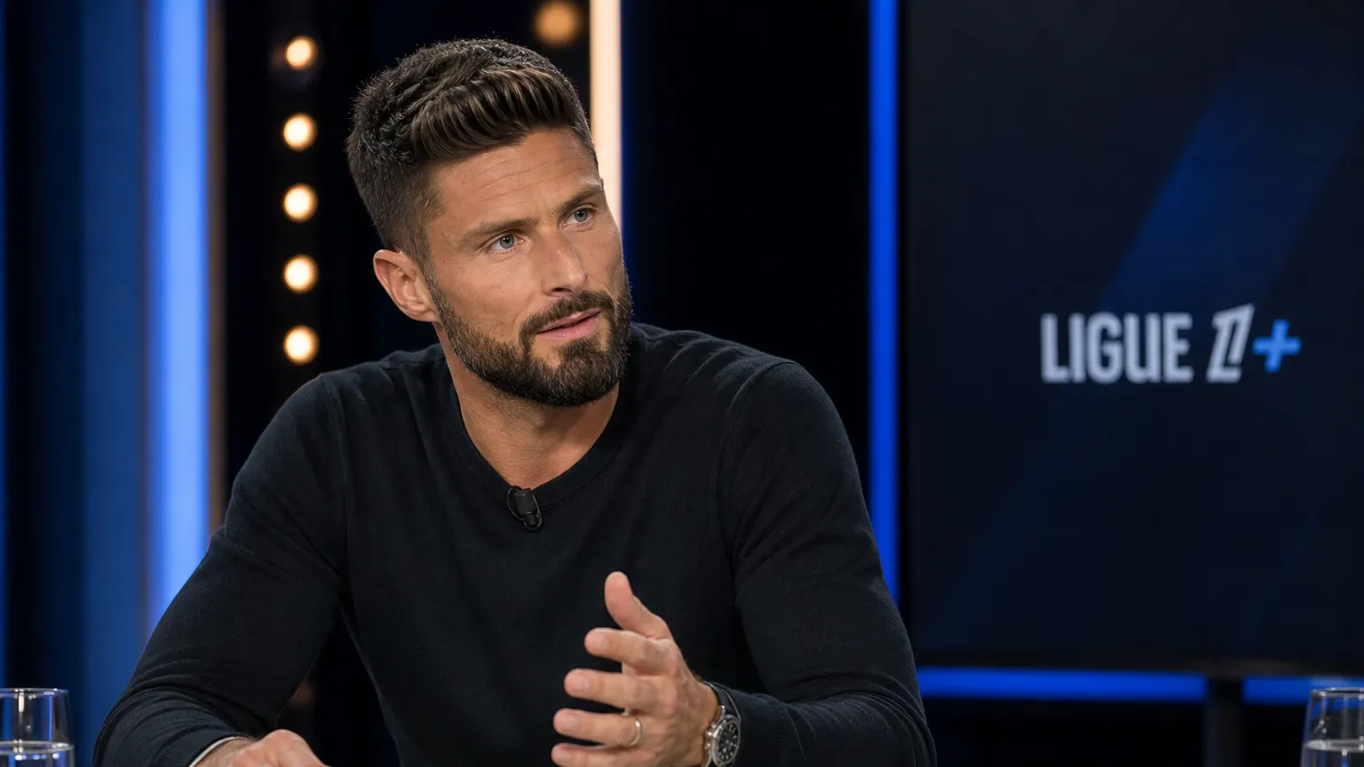 Olivier Giroud tijdens een gesprek in een studio van Ligue 1+.