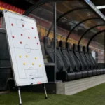 Een leeg tactiekbord in de technische zone van KV Mechelen.