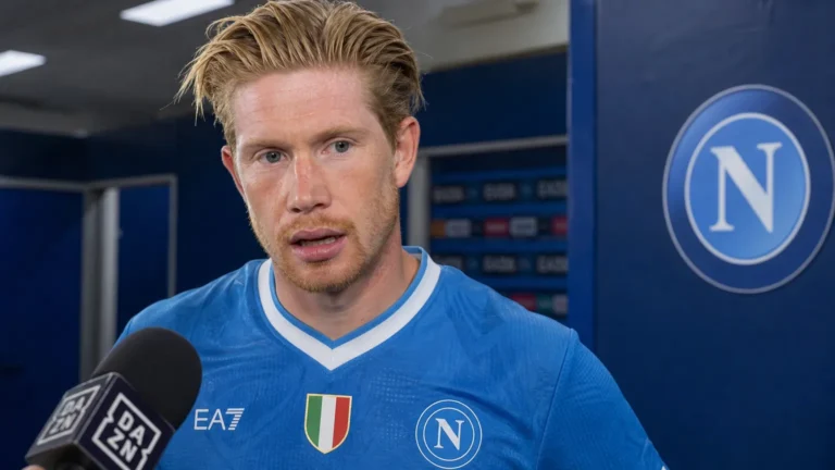 Kevin De Bruyne spreekt na een wedstrijd in de mixed zone van Napoli.