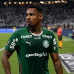 Allan Elias in een groen wedstrijdshirt op het veld.