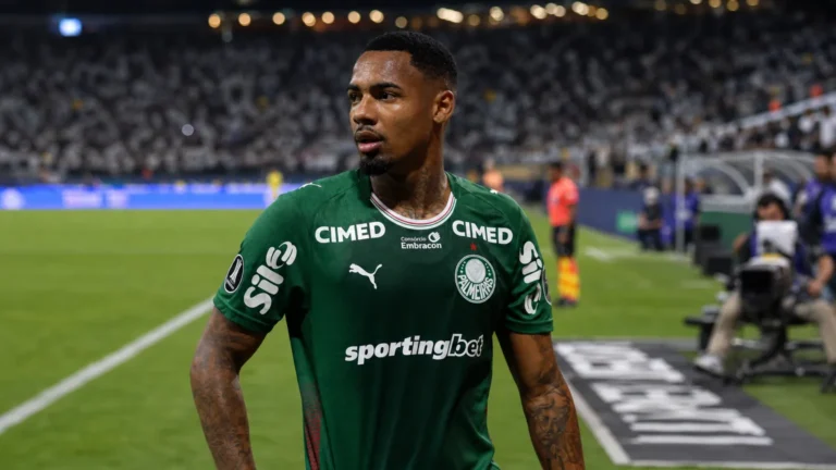 Allan Elias in een groen wedstrijdshirt op het veld.