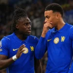 Twee Chelsea-spelers overleggen tijdens een Premier League-wedstrijd.