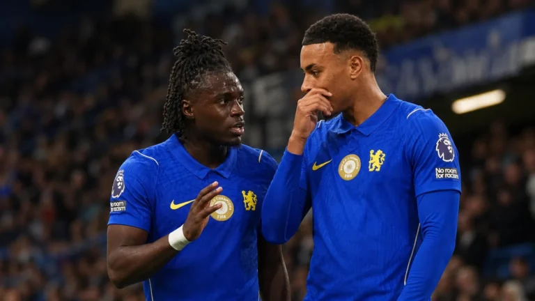 Twee Chelsea-spelers overleggen tijdens een Premier League-wedstrijd.