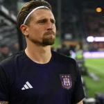 Adriano Bertaccini in het paarse shirt van RSC Anderlecht naast het veld.