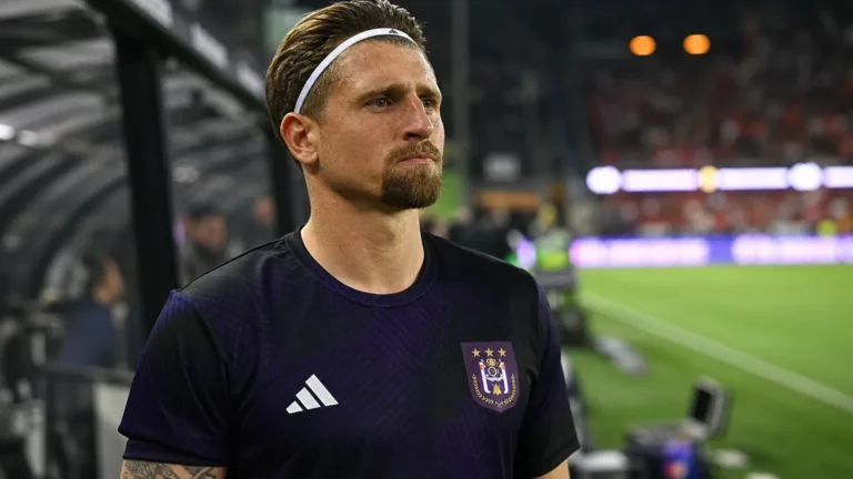 Adriano Bertaccini in het paarse shirt van RSC Anderlecht naast het veld.