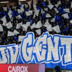 Voetbalpersbeeld in een clubmediaomgeving bij een officiële transfer.