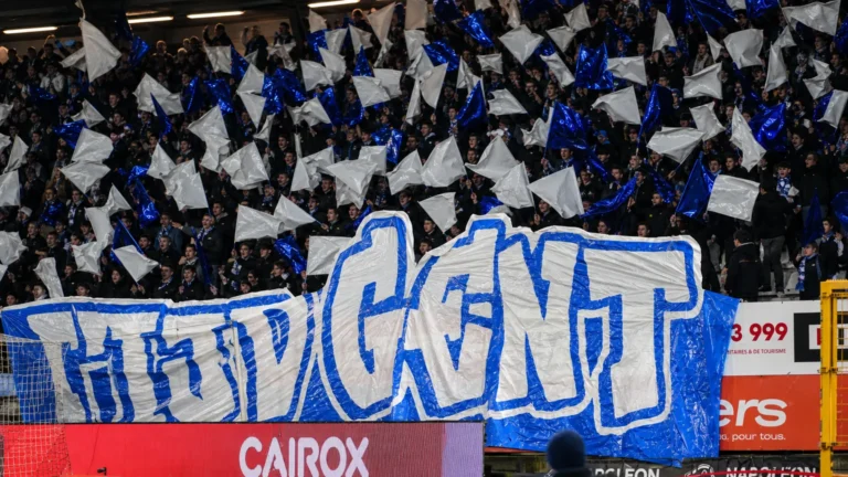 Voetbalpersbeeld in een clubmediaomgeving bij een officiële transfer.