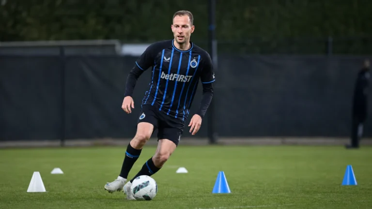 Gustaf Nilsson traint individueel op het oefenveld in zijn donker gestreepte tenue.