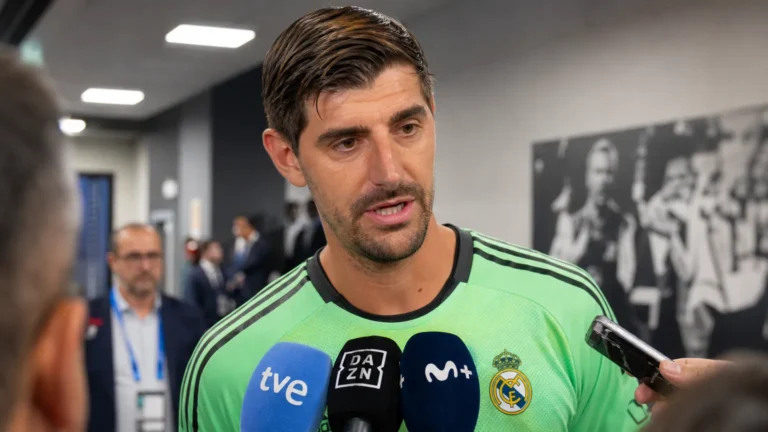 Thibaut Courtois geeft na een wedstrijd een interview in de mixed zone van Real Madrid.