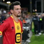 Benito Raman in het rood-gele tenue van KV Mechelen aan de rand van het veld na een wedstrijd.