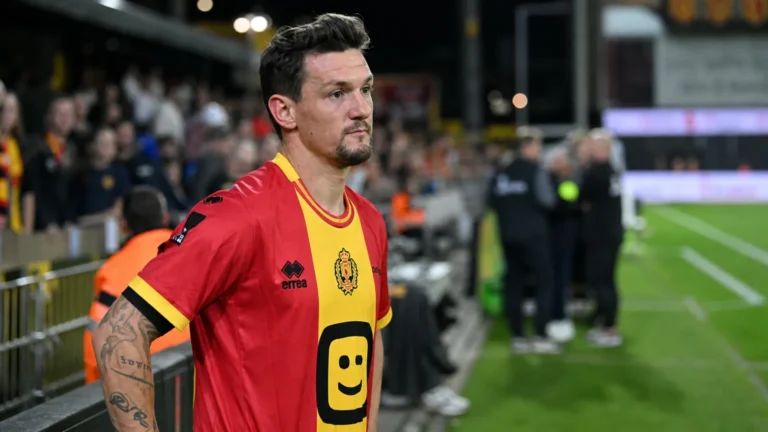 Benito Raman in het rood-gele tenue van KV Mechelen aan de rand van het veld na een wedstrijd.