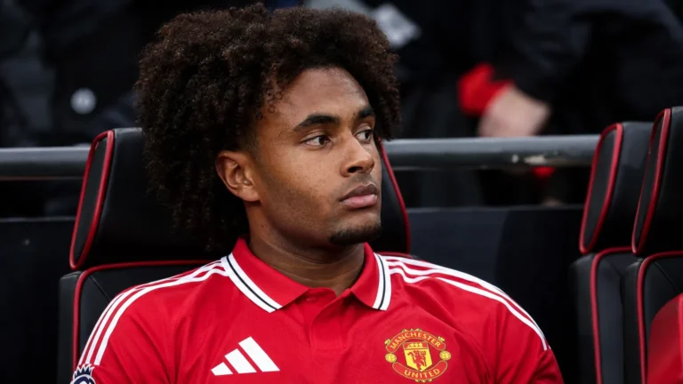 Joshua Zirkzee zit in een rood Manchester United-shirt op de invallersbank.