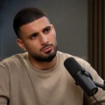 Deniz Undav tijdens een opgenomen interview in een rustige studiocontext.