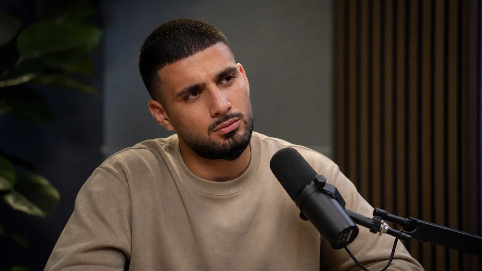 Deniz Undav tijdens een opgenomen interview in een rustige studiocontext.